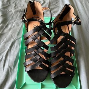 🦋XOXO black heels. $7 if bundled.